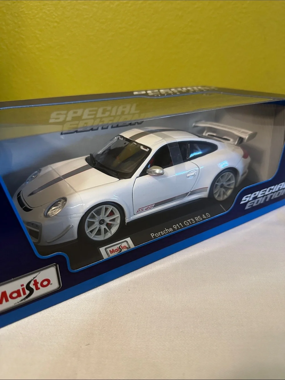 Maisto Porsche 911 GT3 RS 4.0 White Special Edition Toy Car